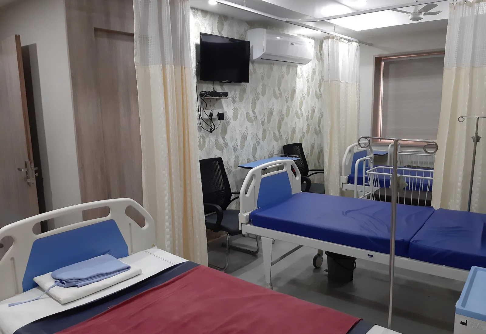 Patient recovery room with comfort amenities