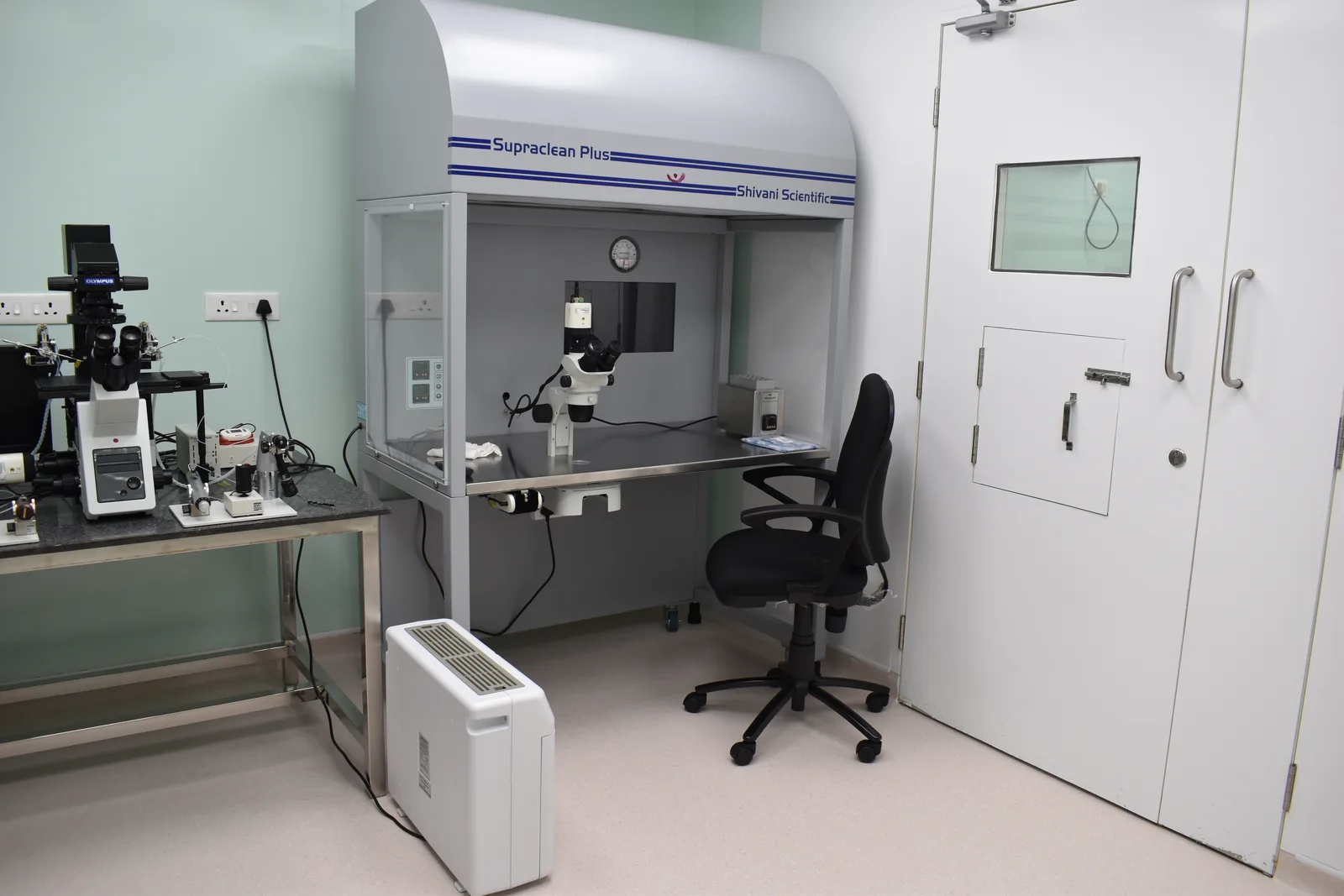 Microscope and micromanipulator workstation for ICSI