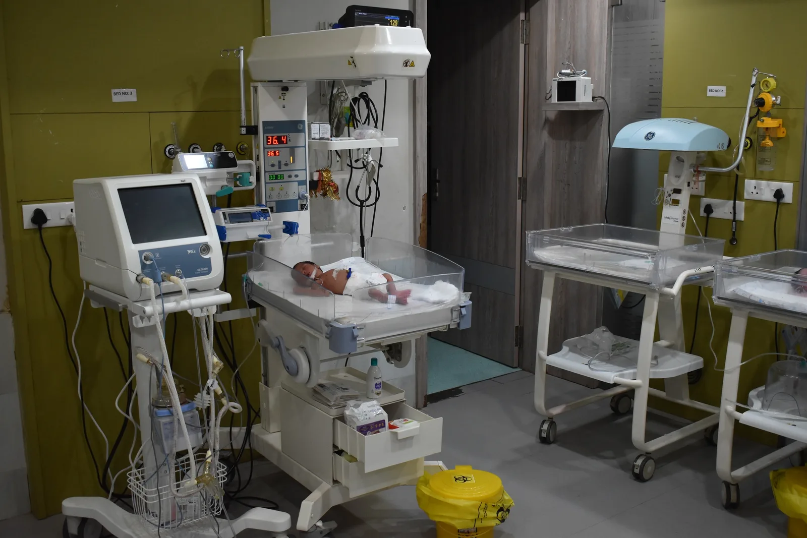 Closed neonatal warming incubator
